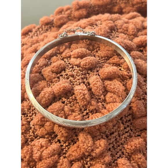 Vintage SU Sterling Silver Etched Hollow Shiny Bangle Bracelet Safety Chain 7" - Picture 2 of 7